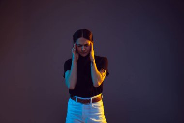 Kafkas genç kadın portresi koyu arka planda neon ışıkta