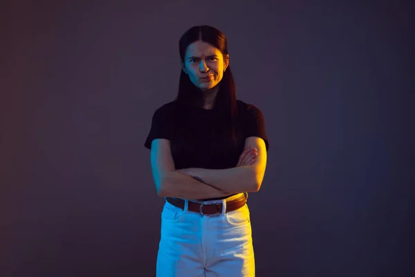 Kaukasische junge Frauen Porträt auf dunklem Hintergrund in Neonlicht — Stockfoto