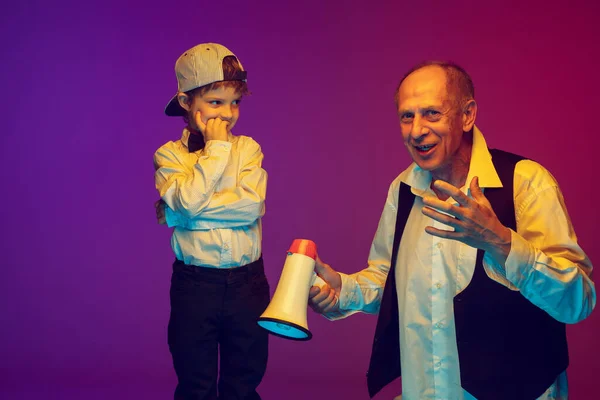 Homem sênior se divertindo e passando tempo junto com o menino, neto. Conceito de estilo de vida idoso alegre — Fotografia de Stock