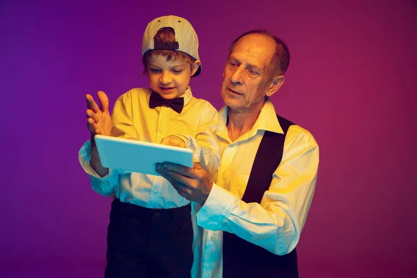 Homem sênior se divertindo e passando tempo junto com o menino, neto. Conceito de estilo de vida idoso alegre — Fotografia de Stock