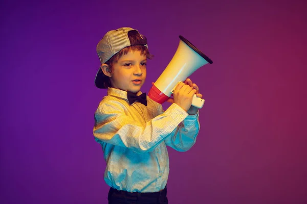 Kaukasiska pojkar porträtt på lutning studio bakgrund i neon ljus. Vacker lockig modell. Begreppet mänskliga känslor, ansiktsuttryck, försäljning, annons, tech — Stockfoto