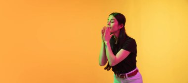 Beyaz kadın portresi sarı arka planda neon ışıkta