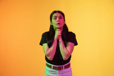 Beyaz kadın portresi sarı arka planda neon ışıkta