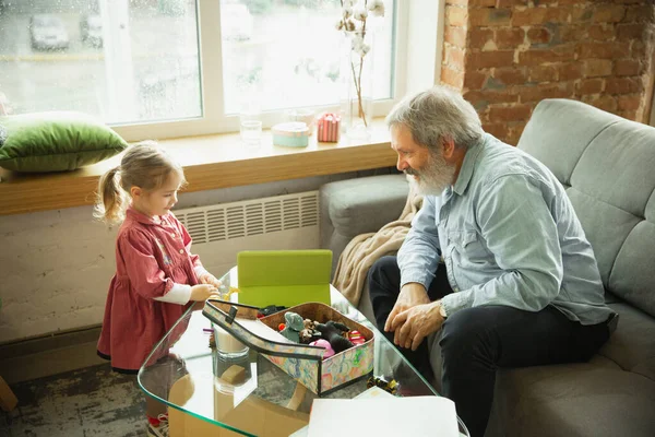 Avô e filho brincando juntos em casa. Felicidade, família, relatividade, conceito de educação . — Fotografia de Stock