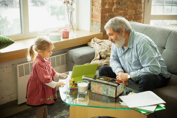 Avô e filho brincando juntos em casa. Felicidade, família, relatividade, conceito de educação . — Fotografia de Stock