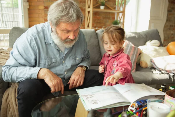 Morfar och barn leker hemma. Lycka, familj, relation, utbildningskoncept. — Stockfoto