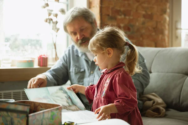 Dědeček a dítě si hrají doma. Štěstí, rodina, relathionship, vzdělávací koncept. — Stock fotografie