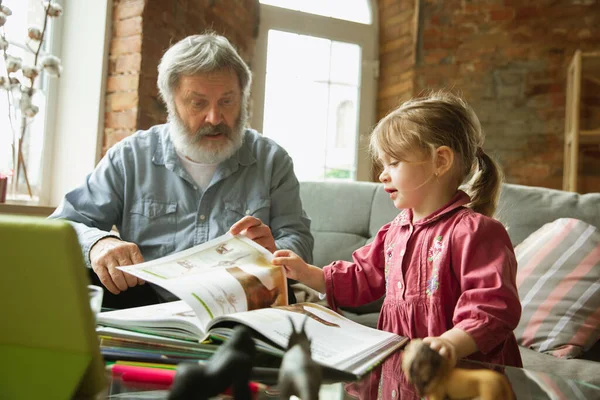 Nonno e figlio giocano insieme a casa. Felicità, famiglia, relazionalità, concetto di educazione. — Foto Stock