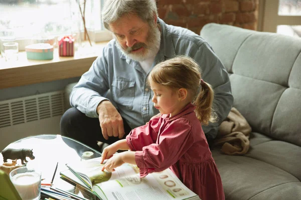 Morfar och barn leker hemma. Lycka, familj, relation, utbildningskoncept. — Stockfoto