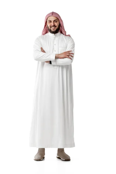 Mosolygó arab man portré elszigetelt fehér stúdió háttér — Stock Fotó