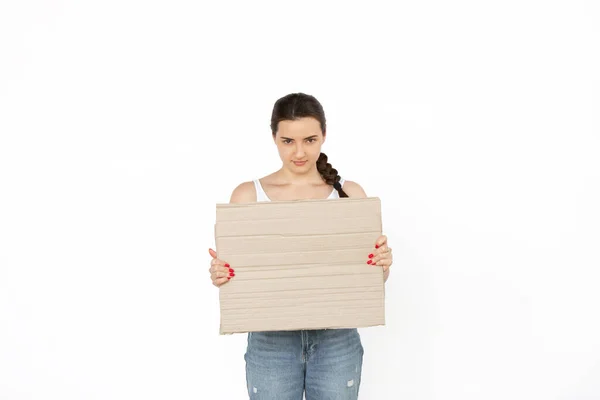 Mujer joven protestando con tablero en blanco, letrero aislado sobre fondo blanco del estudio —  Fotos de Stock