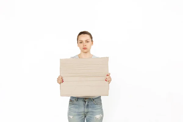 Młoda kobieta protestująca z pustą tablicą, znak izolowany na białym tle studio — Zdjęcie stockowe