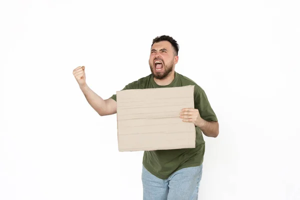 Joven protestando con tablero en blanco, letrero aislado sobre fondo blanco del estudio — Foto de Stock