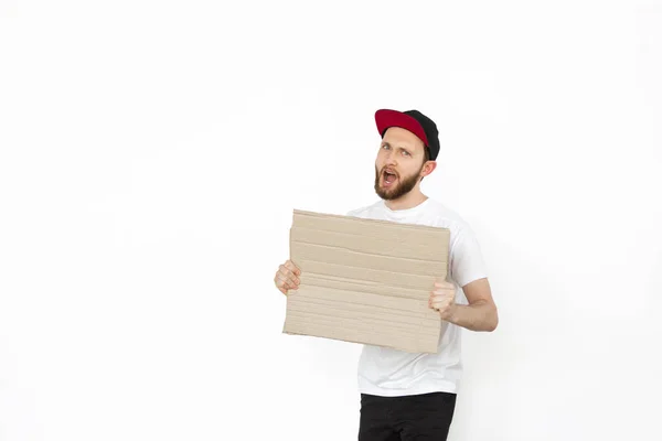 Junger Mann protestiert mit leerer Tafel, Schild isoliert auf weißem Studiohintergrund — Stockfoto