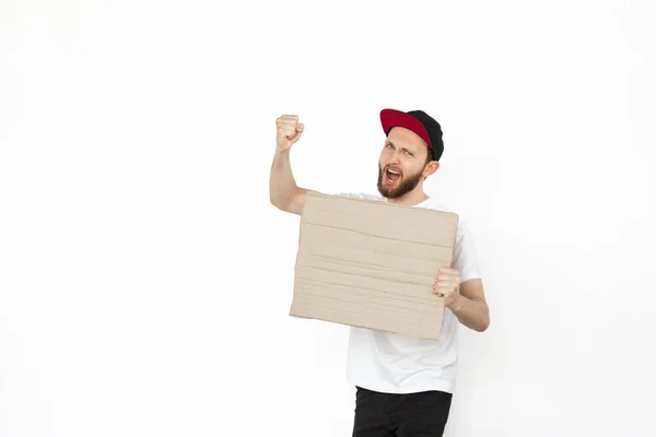 Junger Mann protestiert mit leerer Tafel, Schild isoliert auf weißem Studiohintergrund — Stockfoto