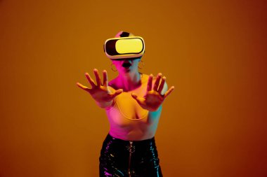 Kahverengi arka planda modaya uygun gözlüklü beyaz kadın portresi, alışılmadık ve garip görünüm