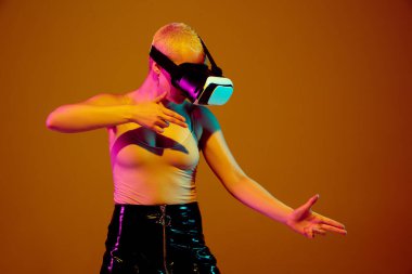 Kahverengi arka planda modaya uygun gözlüklü beyaz kadın portresi, alışılmadık ve garip görünüm