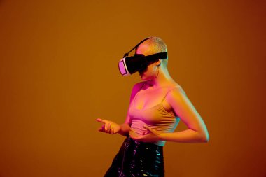 Kahverengi arka planda modaya uygun gözlüklü beyaz kadın portresi, alışılmadık ve garip görünüm