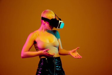 Kahverengi arka planda modaya uygun gözlüklü beyaz kadın portresi, alışılmadık ve garip görünüm