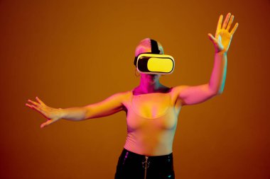 Kahverengi arka planda modaya uygun gözlüklü beyaz kadın portresi, alışılmadık ve garip görünüm