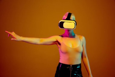 Kahverengi arka planda modaya uygun gözlüklü beyaz kadın portresi, alışılmadık ve garip görünüm