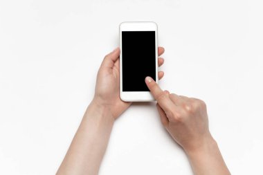 İnsan elinin kapatılması için siyah ekranlı akıllı telefon, eğitim ve iş konsepti kullanılacak.
