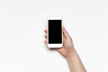 İnsan elinin kapatılması için siyah ekranlı akıllı telefon, eğitim ve iş konsepti kullanılacak.