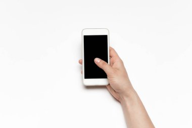 İnsan elinin kapatılması için siyah ekranlı akıllı telefon, eğitim ve iş konsepti kullanılacak.