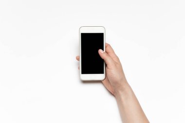İnsan elinin kapatılması için siyah ekranlı akıllı telefon, eğitim ve iş konsepti kullanılacak.