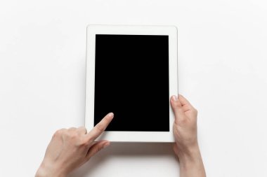 Boş siyah ekran, eğitim ve iş konsepti olan tablet kullanarak insan elini kapat