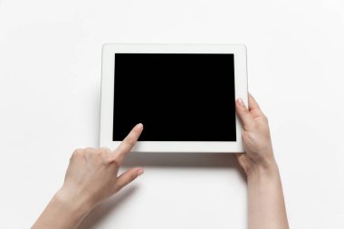 Boş siyah ekran, eğitim ve iş konsepti olan tablet kullanarak insan elini kapat