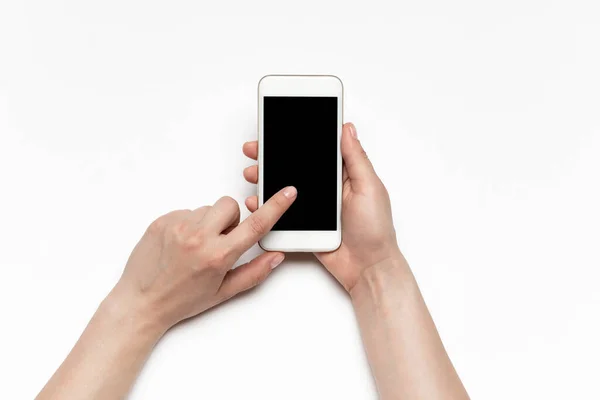 Крупним планом людська рука використовує смартфон з порожнім чорним екраном, освітою та бізнес-концепцією — стокове фото