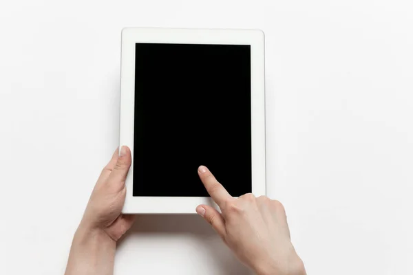 Boş siyah ekran, eğitim ve iş konsepti olan tablet kullanarak insan elini kapat — Stok fotoğraf