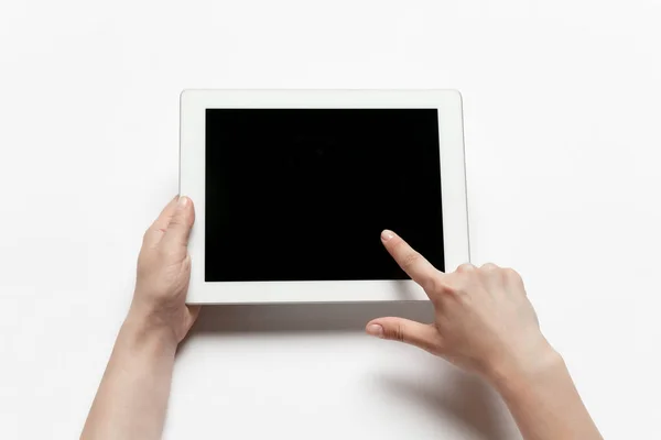 Крупним планом людська рука використовує планшет з порожнім чорним екраном, освітою та бізнес-концепцією — стокове фото