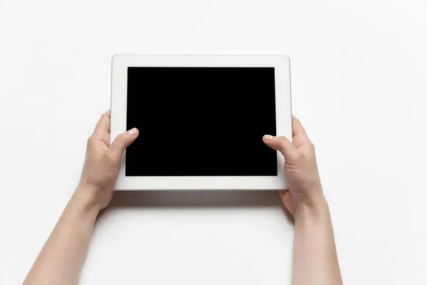 Крупним планом людська рука використовує планшет з порожнім чорним екраном, освітою та бізнес-концепцією — стокове фото