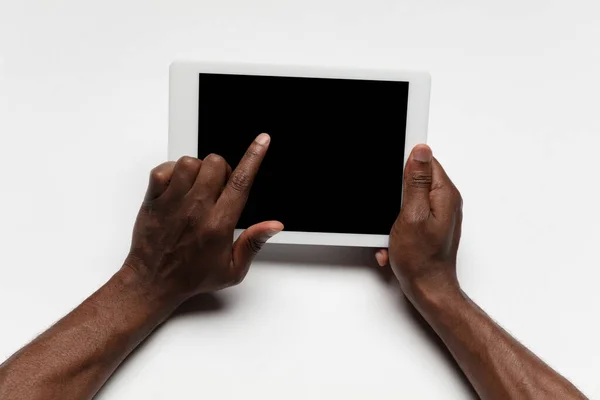 Boş siyah ekran, eğitim ve iş konsepti olan tablet kullanarak insan elini kapat — Stok fotoğraf