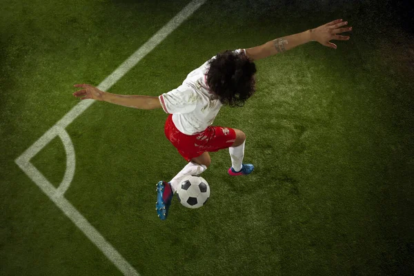 Vista dall'alto del calcio caucasico o giocatore di calcio su sfondo verde di erba in azione e movimento — Foto Stock