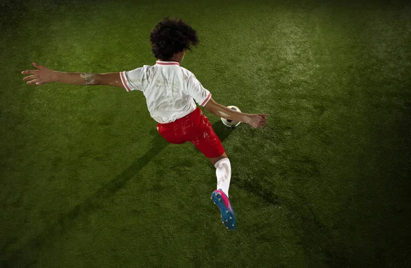 Vista dall'alto del calcio caucasico o giocatore di calcio su sfondo verde di erba in azione e movimento — Foto Stock