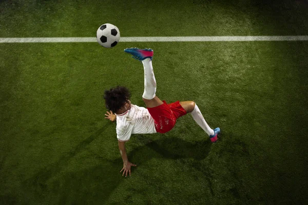 Vista superior del fútbol caucásico o jugador de fútbol sobre fondo verde de hierba en acción y movimiento — Foto de Stock