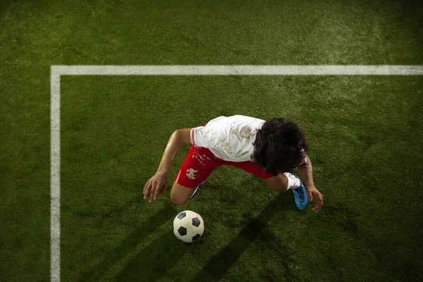 Vista superior do futebol caucasiano ou jogador de futebol no fundo verde da grama em ação e movimento — Fotografia de Stock