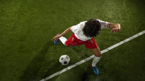 Vista superior del fútbol caucásico o jugador de fútbol sobre fondo verde de hierba en acción y movimiento — Foto de Stock