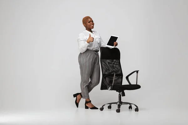 Jovem afro-americana em trajes de escritório em fundo cinza. Personagem feminina positiva para o corpo. mulher de negócios plus size — Fotografia de Stock