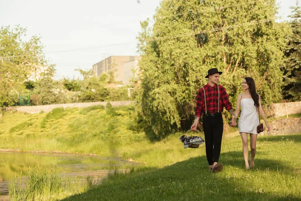 白种人年轻夫妇和快乐的夫妇在夏天的公园里野餐 — 图库照片