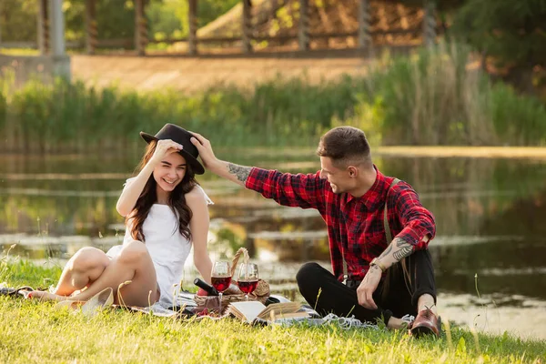Kafkasyalı genç ve mutlu çift yaz günü parkta piknik yapıyor. — Stok fotoğraf