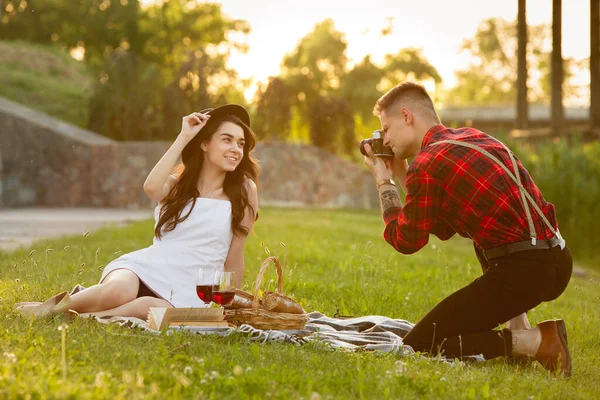 Kaukázusi fiatal és boldog pár élvezi a piknik a parkban a nyári napon — Stock Fotó