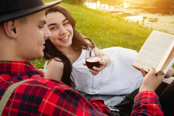 Casal jovem e feliz caucasiano desfrutando de um piquenique no parque no dia de verão — Fotografia de Stock