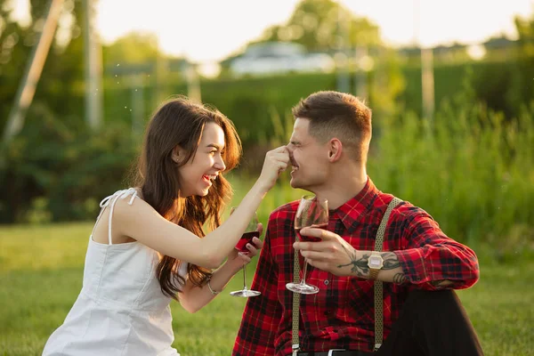 Casal jovem e feliz caucasiano desfrutando de um piquenique no parque no dia de verão — Fotografia de Stock