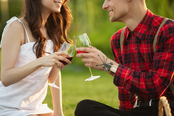 Caucásico joven y feliz pareja disfrutando de un picnic en el parque en el día de verano —  Fotos de Stock