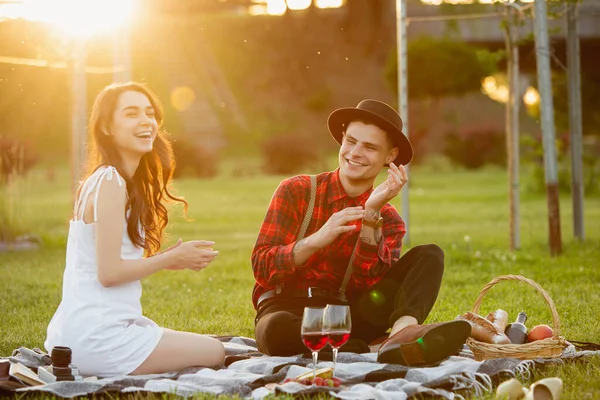 Kaukasisch jong en gelukkig koppel genieten van een picknick in het park op zomerdag — Stockfoto