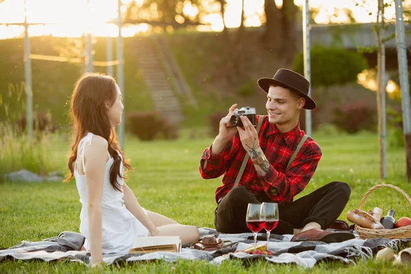 Кавказька молода і щаслива пара насолоджується пікніком у парку в літній день. — стокове фото